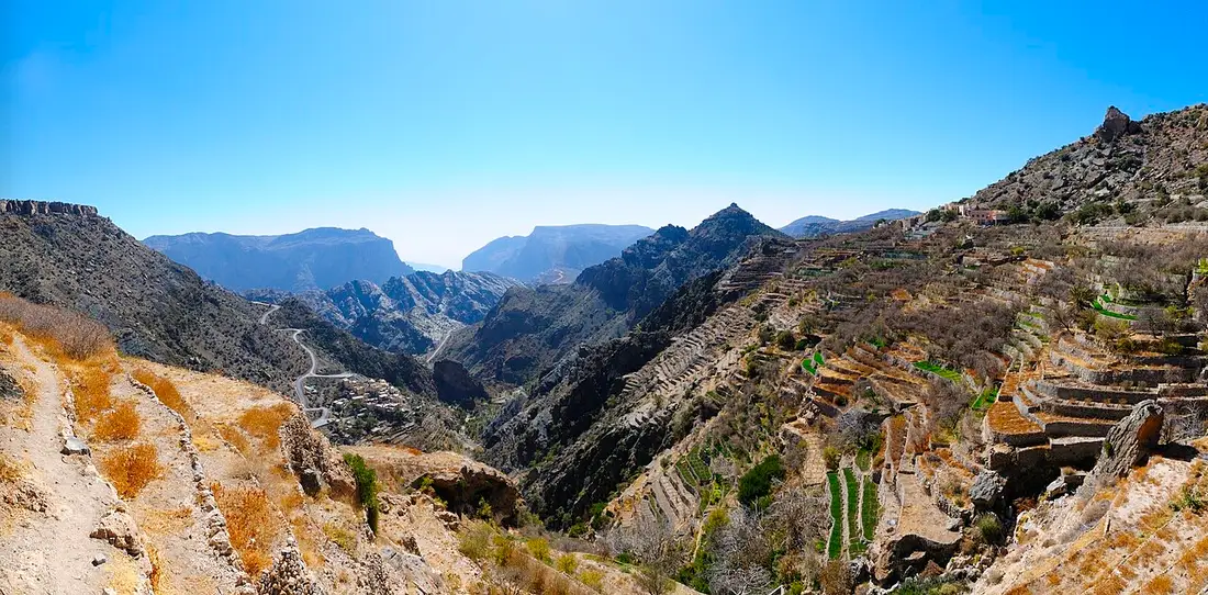 Terrazzamenti agricoli e canyon rocciosi del Jebel Akhdar in Oman.