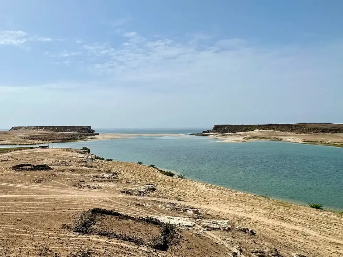 Resti archeologici e laguna di Khor Rori presso l'antico porto di Sumhuram, nella Terra dell'Incenso.